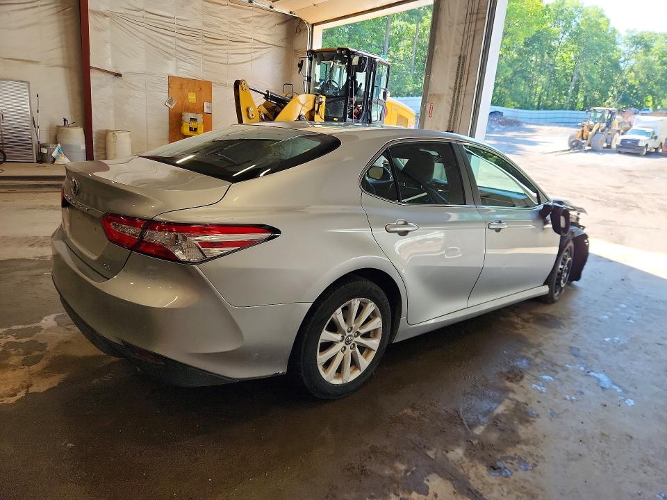 Photo 3 from auction – 2018 TOYOTA CAMRY with VIN 4T1B11HK5JU642656