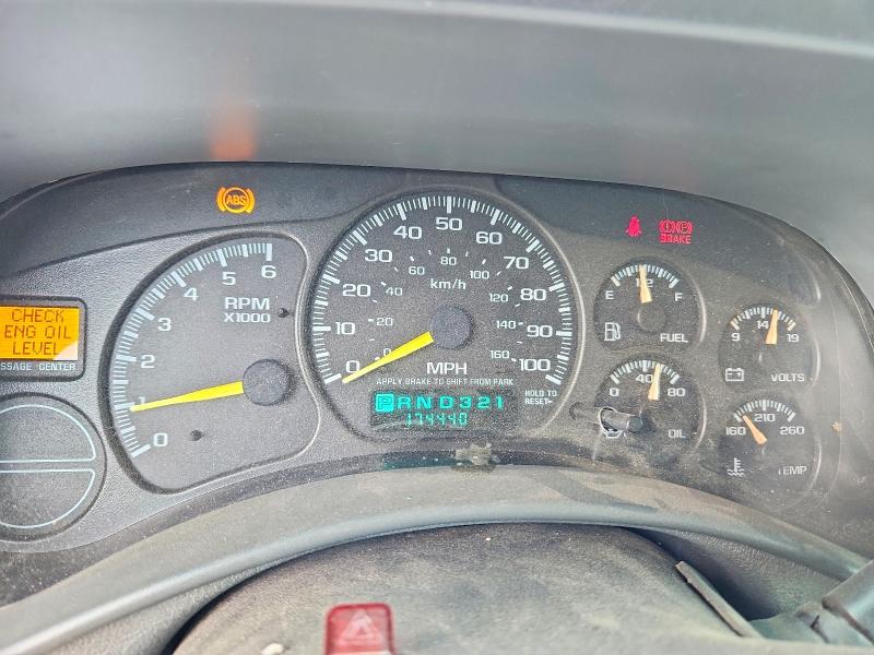 Photo 9 from auction – 2001 CHEVROLET SUBURBAN with VIN 3GNFK16TX1G209763