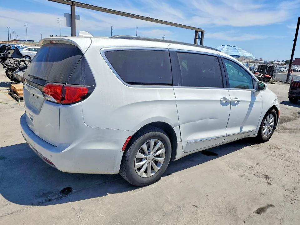 Photo 3 from auction – 2017 CHRYSLER PACIFICA with VIN 2C4RC1BG5HR572455