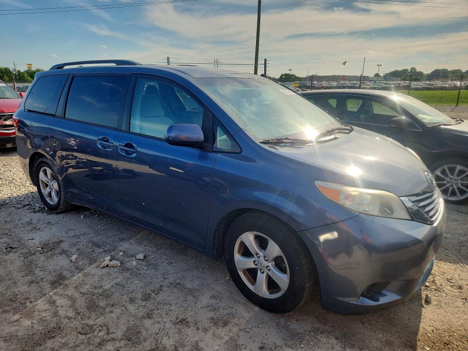 Снимка 4 от търг – 2015 TOYOTA SIENNA с VIN 5TDKK3DC0FS547591