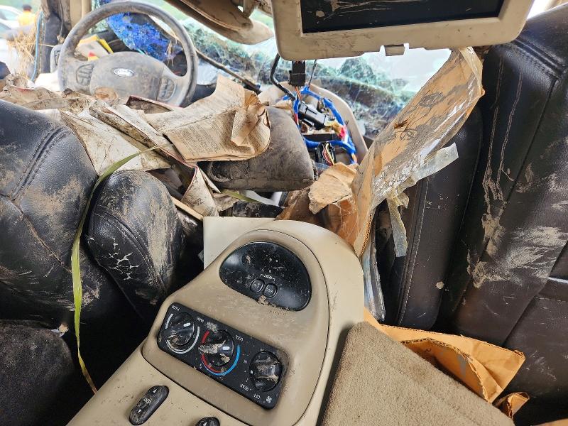 Фото 8 с аукциона – 2005 FORD EXCURSION с VIN 1FMSU45P25ED44378
