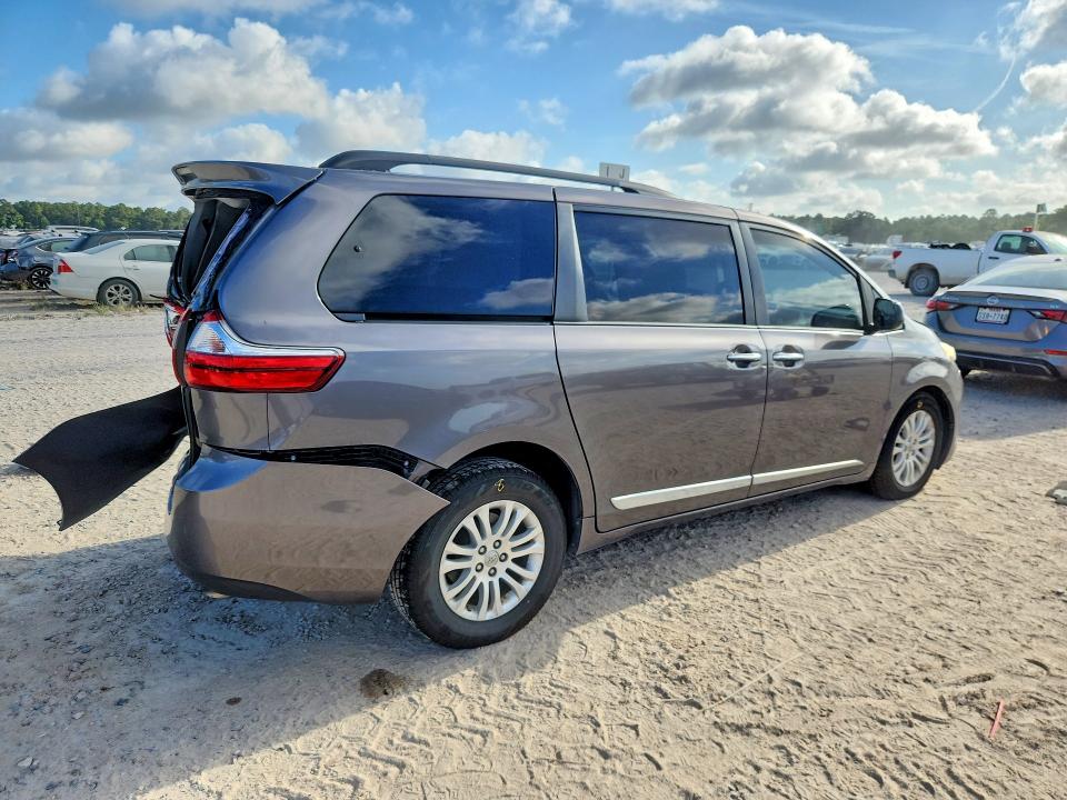 Снимка 3 от търг – 2017 TOYOTA SIENNA с VIN 5TDYZ3DC8HS842835