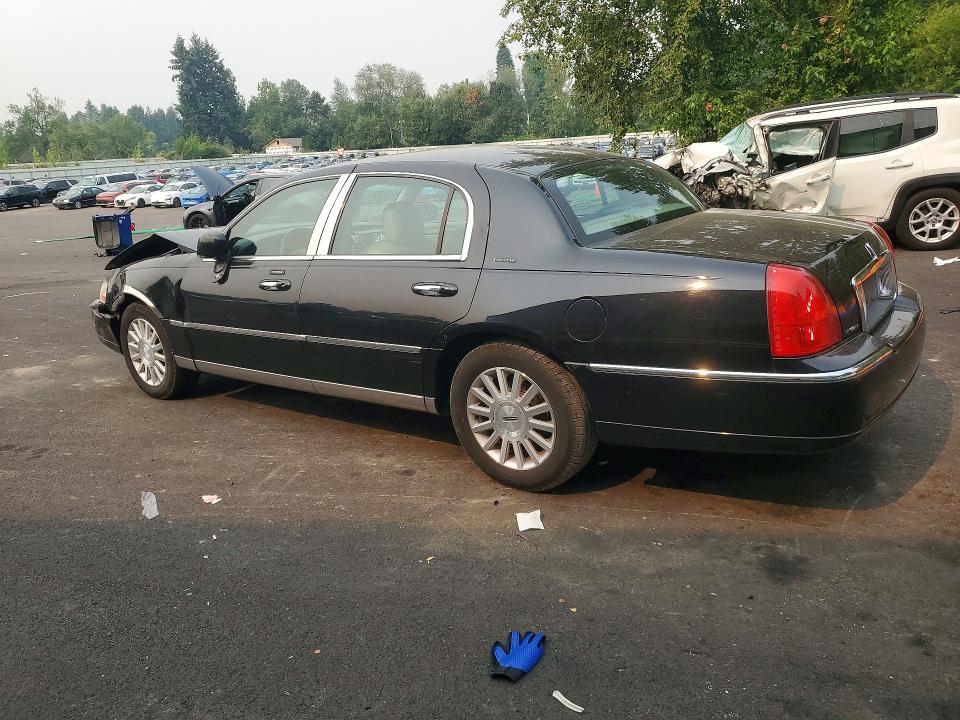 Photo 2 from auction – 2003 LINCOLN TOWN CAR with VIN 1LNHM81W73Y658439