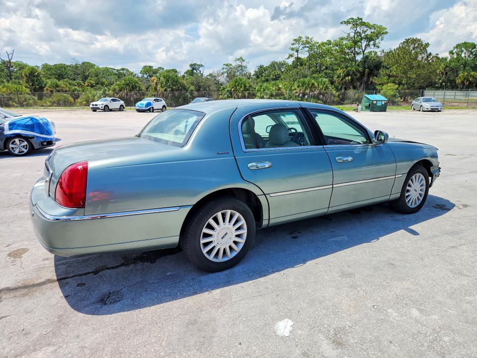 Photo 3 from auction – 2005 LINCOLN TOWN CAR with VIN 1LNHM81W65Y611468