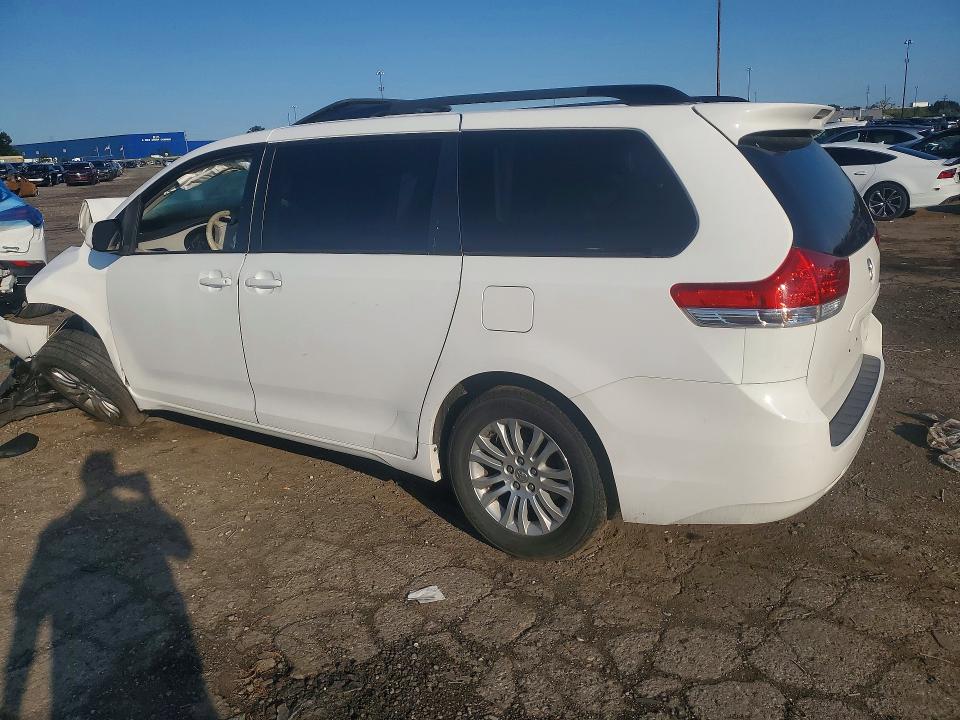 Photo 2 from auction – 2011 TOYOTA SIENNA with VIN 5TDYK3DC3BS114433