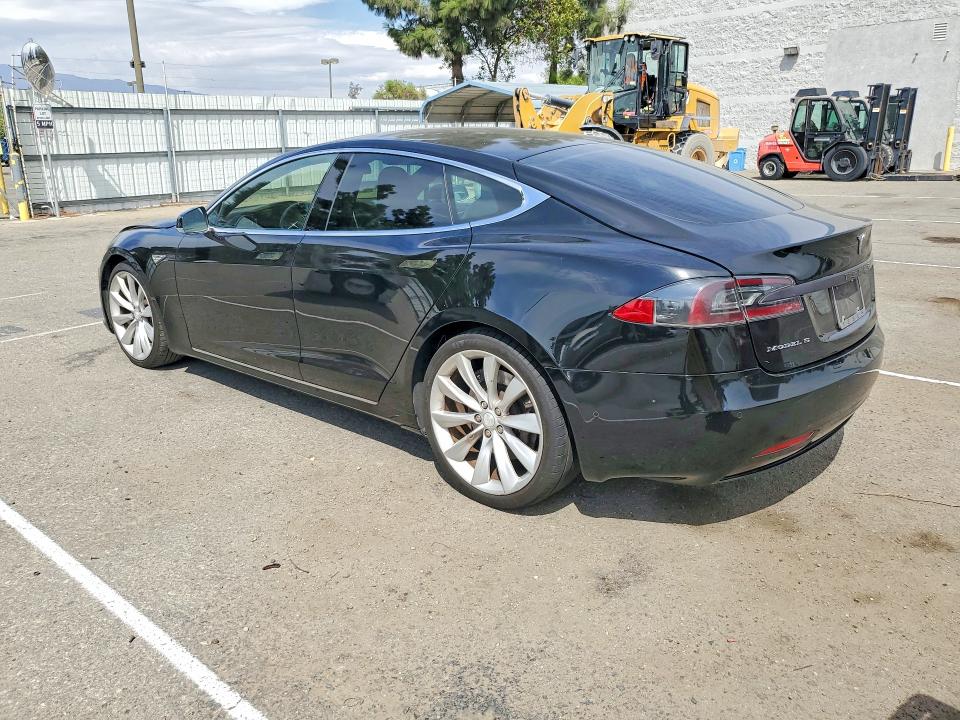 Foto 2 de la subasta – 2016 TESLA MODEL S con VIN 5YJSA1E13GF155358
