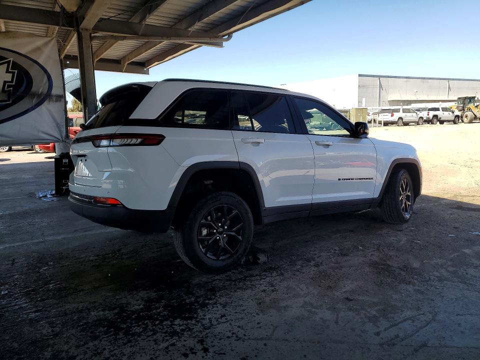 Photo 3 from auction – 2025 JEEP GRAND CHEROKEE with VIN 1C4RJHAG1SC323263
