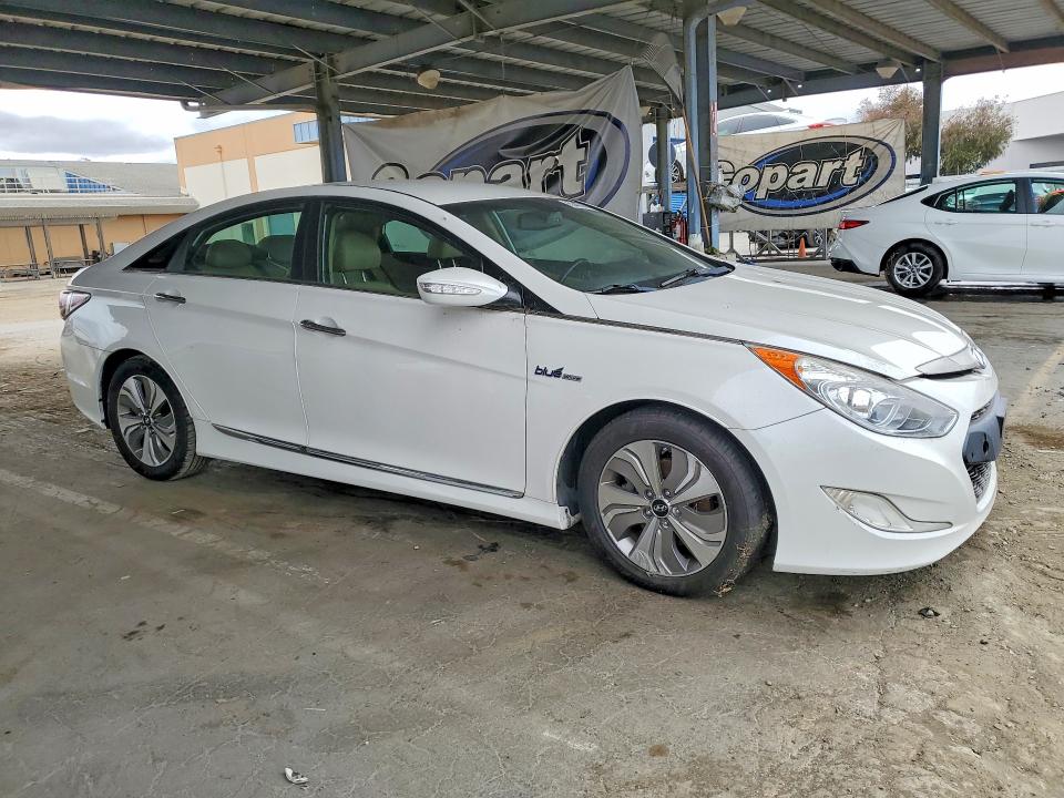 Photo 4 from auction – 2013 HYUNDAI SONATA with VIN KMHEC4A45DA091980