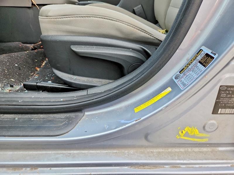 Photo 12 from auction – 2017 HYUNDAI ELANTRA with VIN 5NPD74LF1HH172637