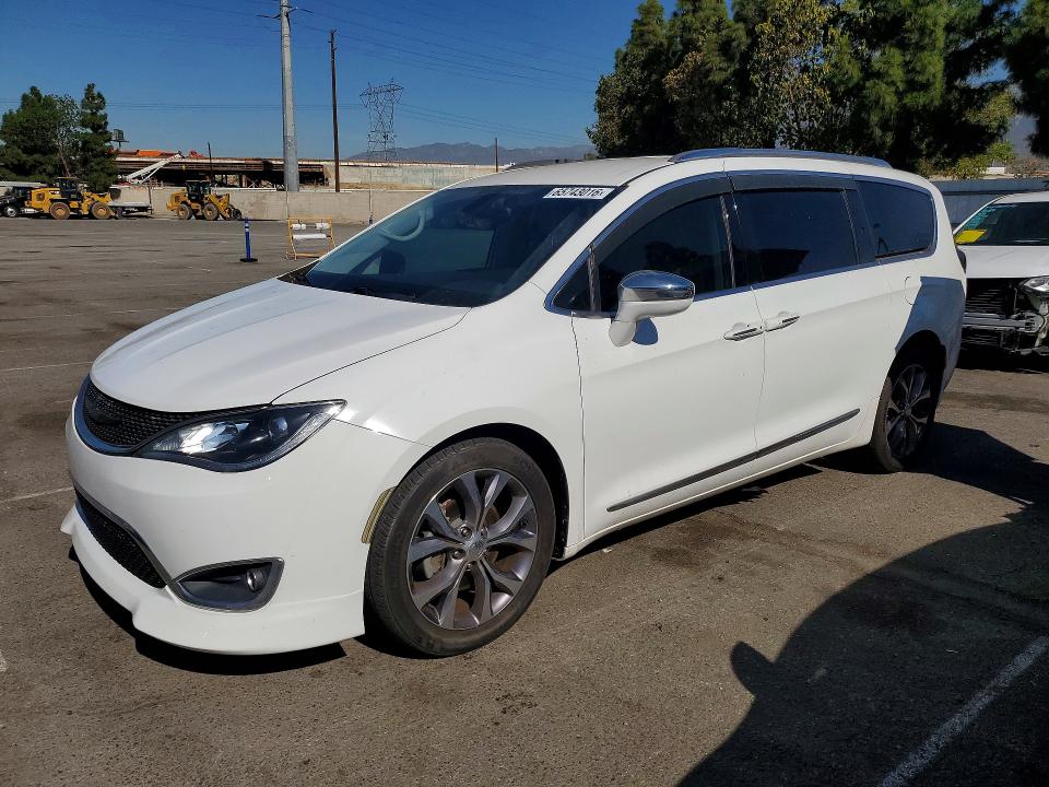 CHRYSLER PACIFICA 2018 with VIN 2C4RC1GG7JR334203 - Photo from auction