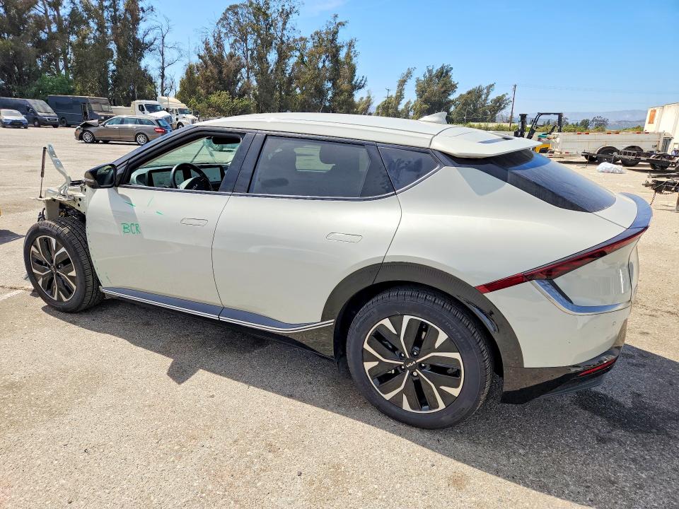Фото 2 с аукциона – 2022 KIA EV6 с VIN KNDC34LA7N5069116