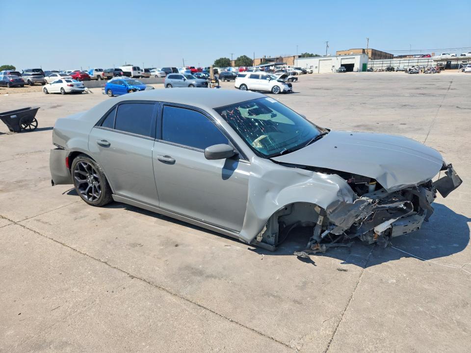 Снимка 4 от търг – 2019 CHRYSLER 300 с VIN 2C3CCABG2KH617939