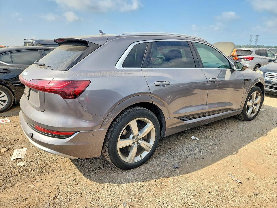 Фото 3 с аукциона – 2019 AUDI E-TRON с VIN WA1LABGE2KB021683