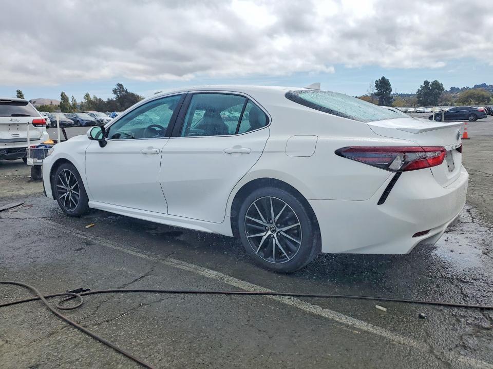 Photo 2 from auction – 2022 TOYOTA CAMRY with VIN 4T1G11AK3NU028047