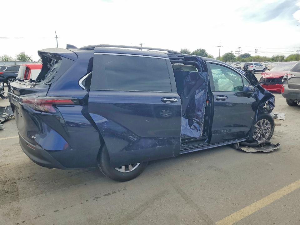 Photo 3 from auction – 2026 TOYOTA SIENNA with VIN 5TDYRKEC5TS335974