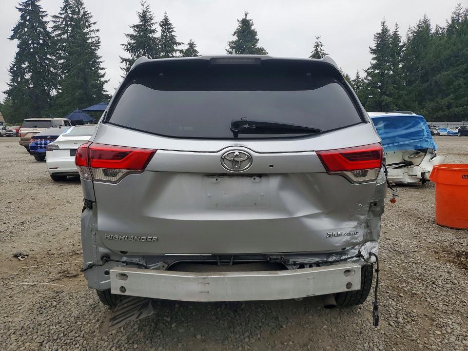 Photo 6 from auction – 2018 TOYOTA HIGHLANDER with VIN 5TDJZRFHXJS523424