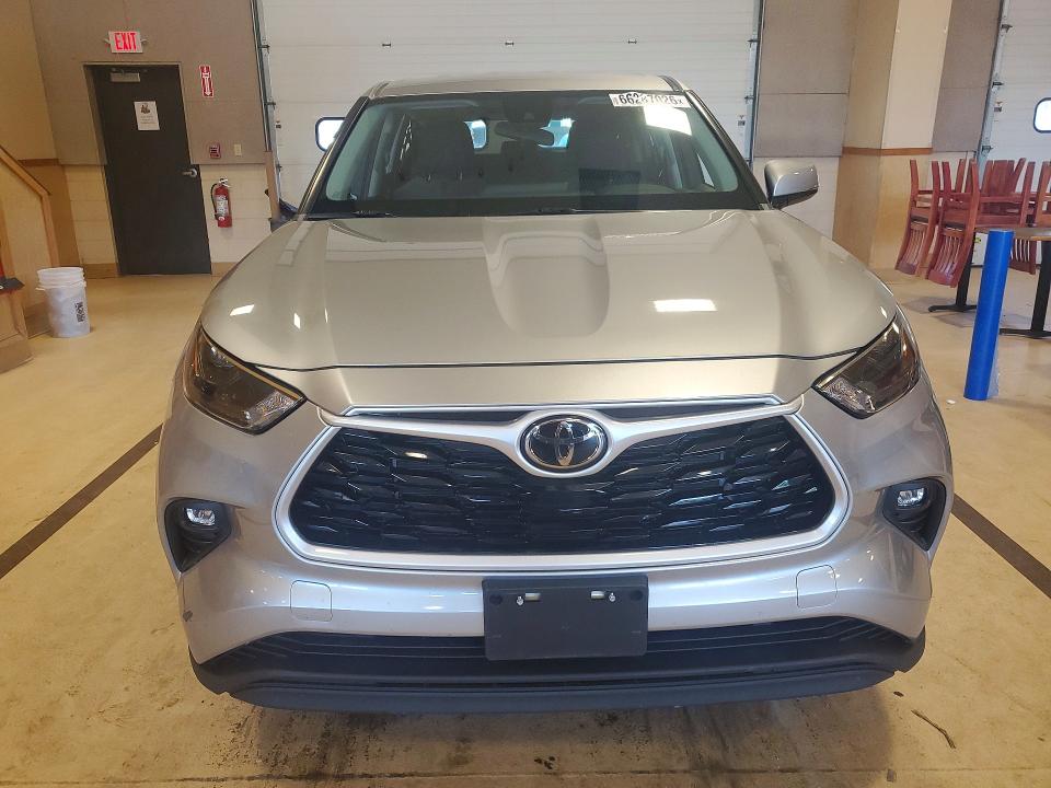 Photo 5 from auction – 2022 TOYOTA HIGHLANDER with VIN 5TDBZRBHXNS560666
