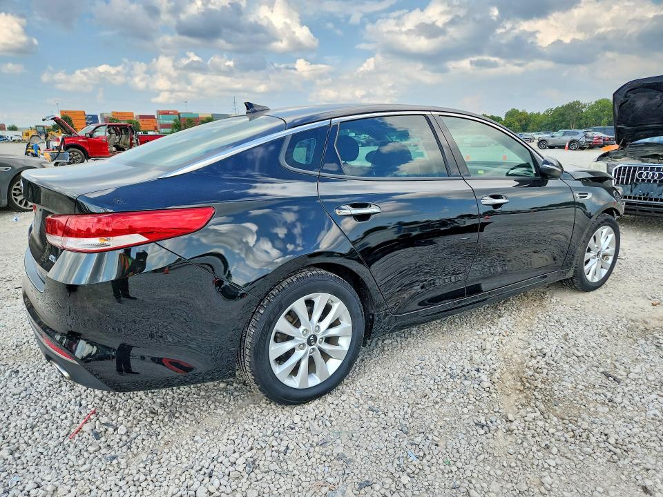 Photo 3 from auction – 2017 KIA OPTIMA with VIN 5XXGU4L37HG135731