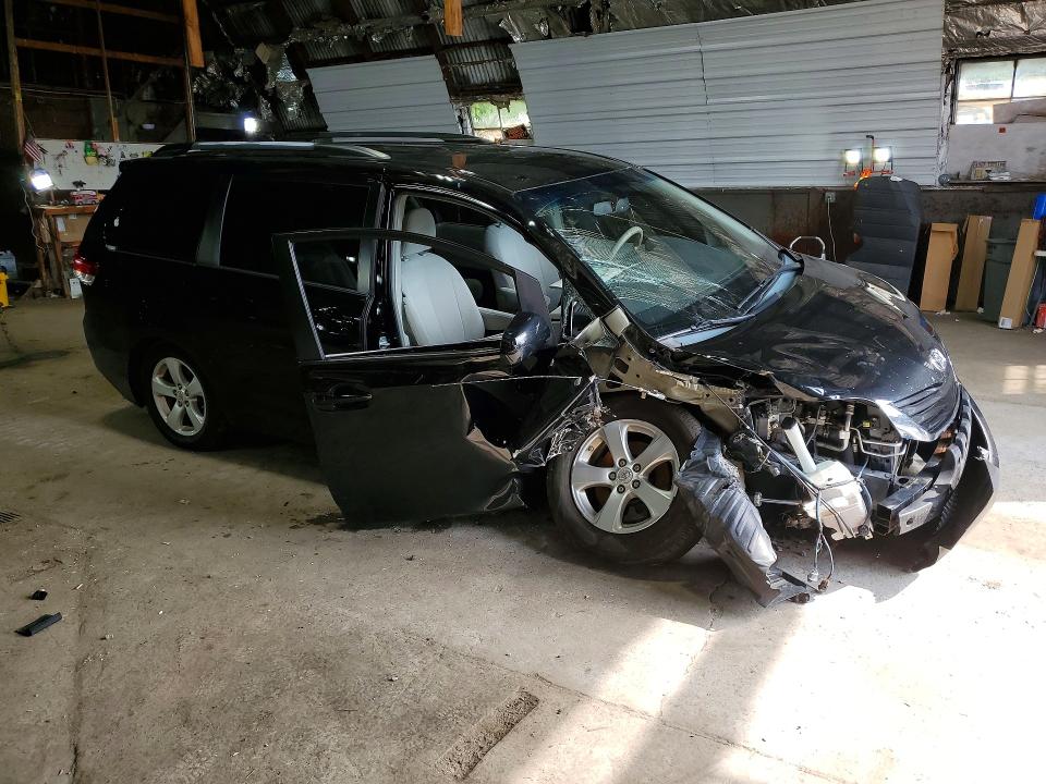 Photo 4 from auction – 2011 TOYOTA SIENNA with VIN 5TDKK3DC2BS117149