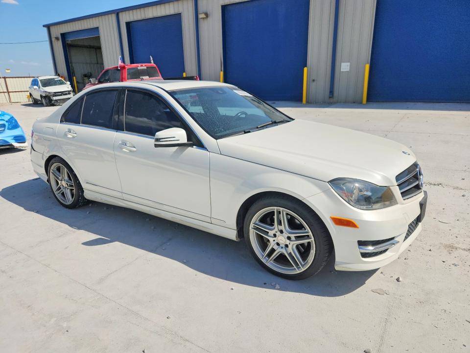 Photo 4 from auction – 2014 MERCEDES-BENZ C with VIN WDDGF5HB7EA924622