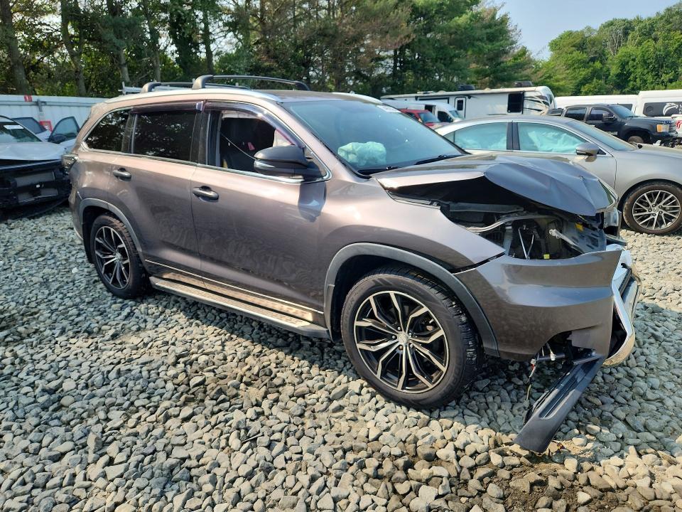 Photo 4 from auction – 2015 TOYOTA HIGHLANDER with VIN 5TDJKRFH5FS142351