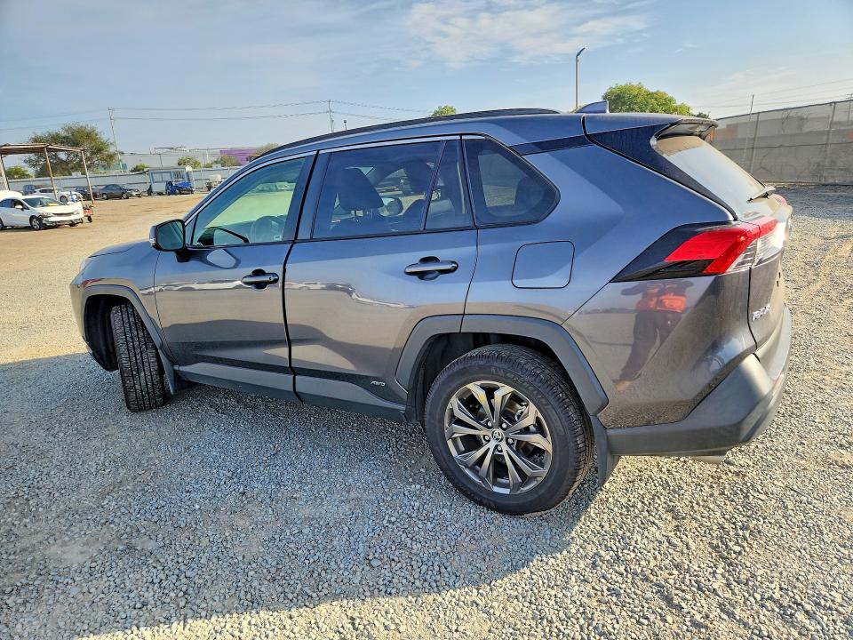 Photo 2 from auction – 2022 TOYOTA RAV4 with VIN JTMB6RFV8ND069906