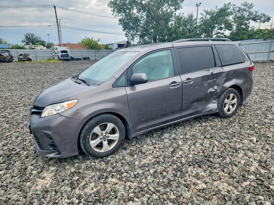 TOYOTA SIENNA 2018 with VIN 5TDKZ3DC3JS901088 - Photo from auction