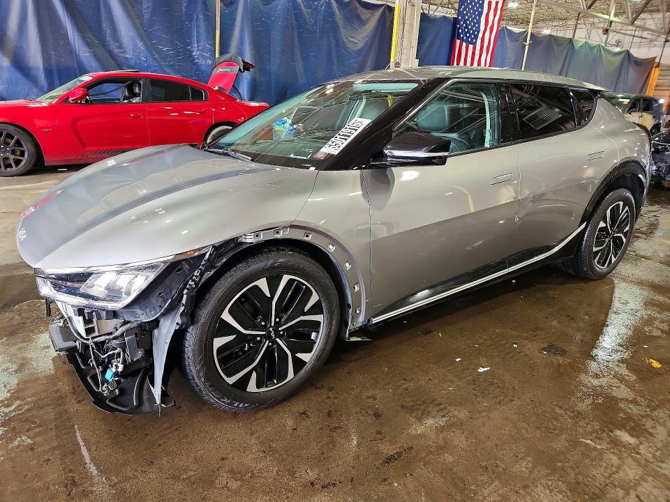 KIA EV6 2023 مع رقم تعريف المركبة KNDC34LA8P5130573 - صورة من المزاد