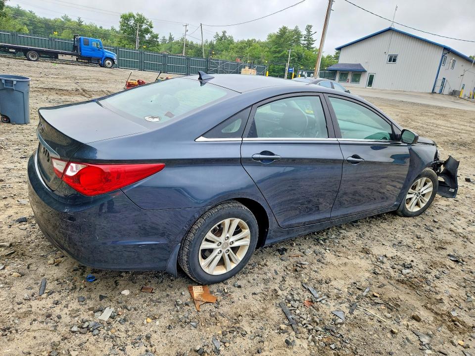 Photo 3 from auction – 2011 HYUNDAI SONATA with VIN 5NPEB4AC2BH175677