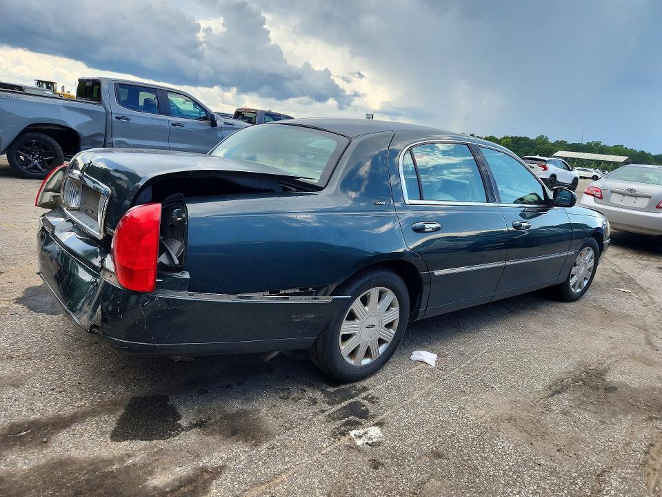 Photo 3 from auction – 2003 LINCOLN TOWN CAR with VIN 1LNHM83W43Y629414