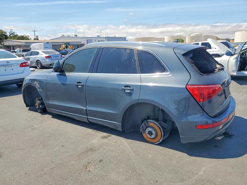 Фото 2 с аукциона – 2010 AUDI Q5 с VIN WA1LKAFP4AA009162
