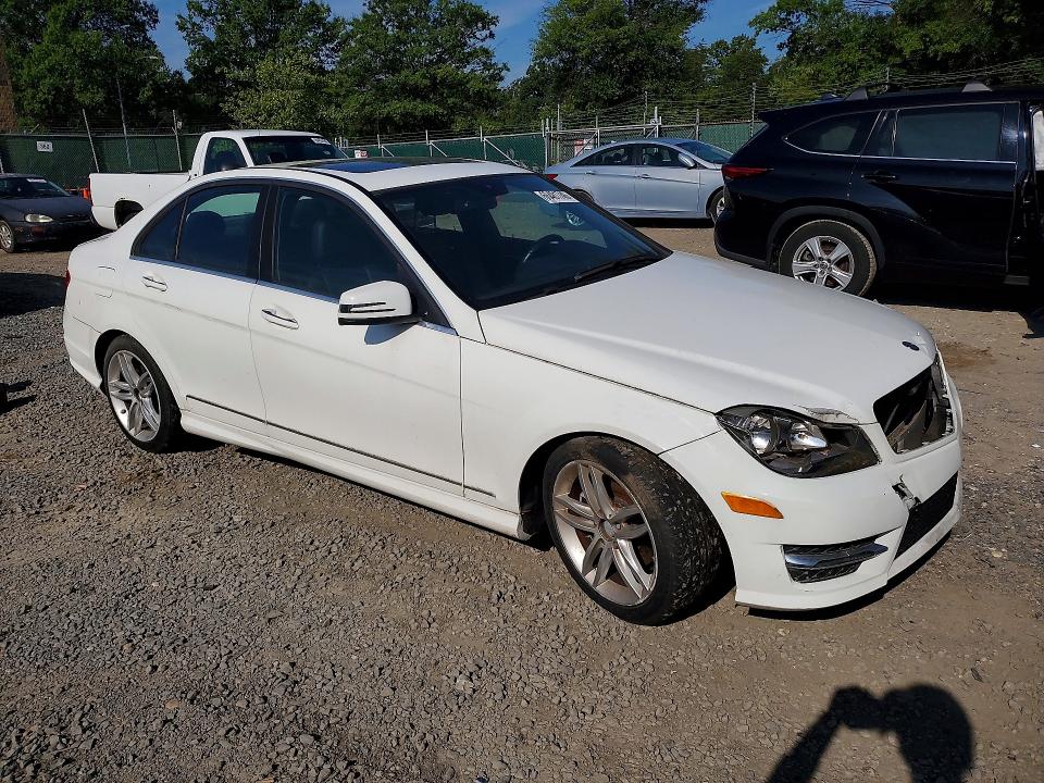 Photo 4 from auction – 2014 MERCEDES-BENZ C with VIN WDDGF4HB2EA963922