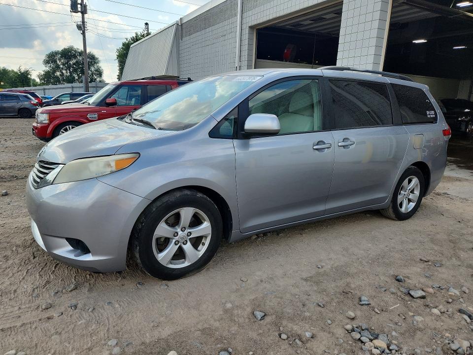 TOYOTA SIENNA 2013 مع رقم تعريف المركبة 5TDKK3DC2DS281598 - صورة من المزاد