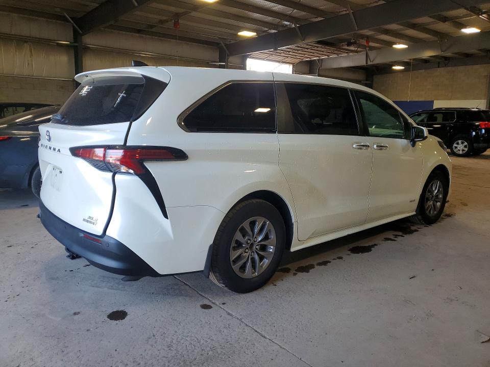 Photo 3 from auction – 2021 TOYOTA SIENNA with VIN 5TDYSKFC7MS005550