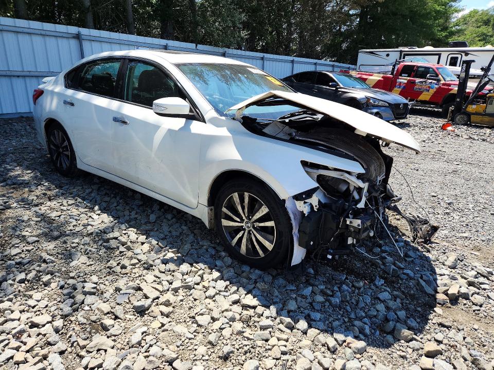 Photo 4 from auction – 2017 NISSAN ALTIMA with VIN 1N4AL3AP2HC132539