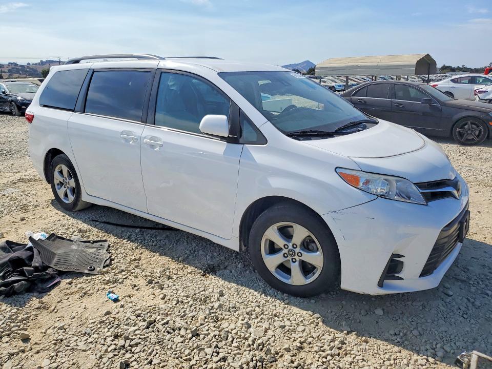 Photo 4 from auction – 2018 TOYOTA SIENNA with VIN 5TDKZ3DC4JS960957
