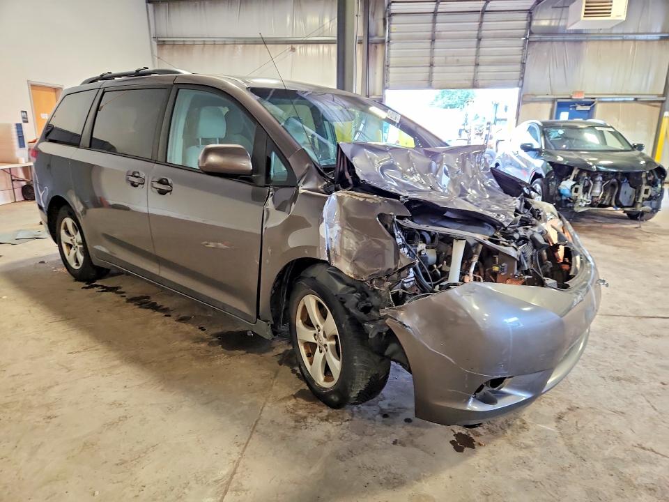 Photo 4 from auction – 2013 TOYOTA SIENNA with VIN 5TDKK3DC8DS376568