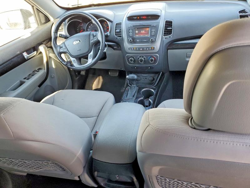 Photo 8 from auction – 2015 KIA SORENTO with VIN 5XYKTDA62FG554329