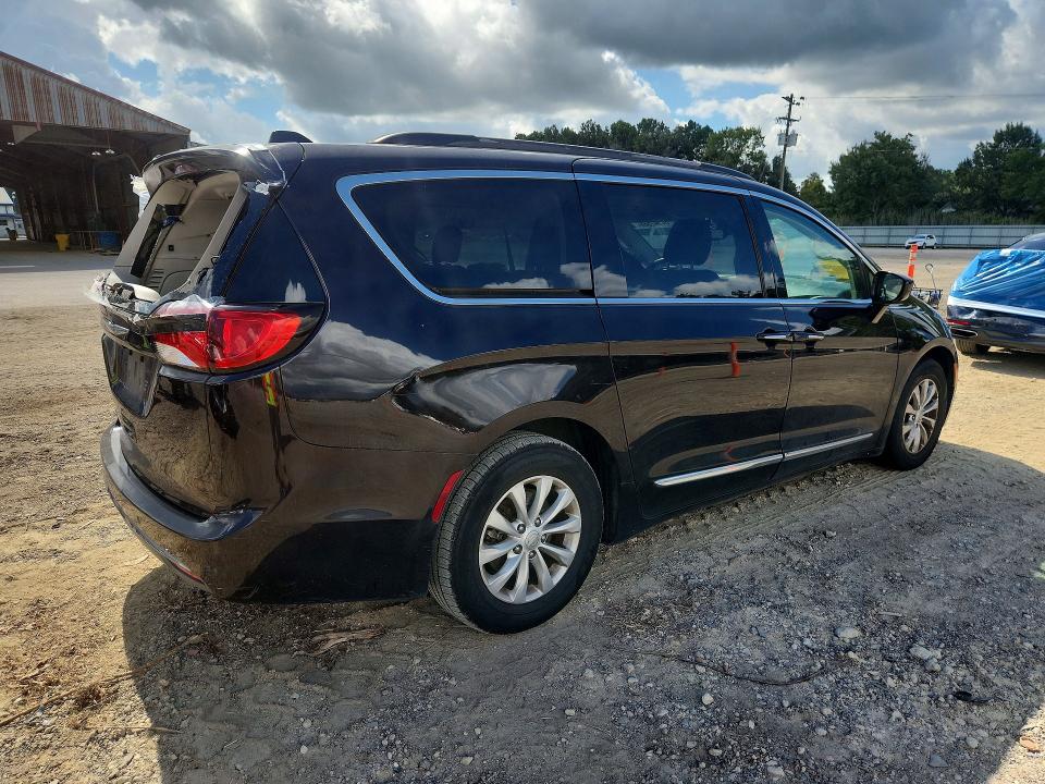Photo 3 from auction – 2017 CHRYSLER PACIFICA with VIN 2C4RC1BG8HR734028