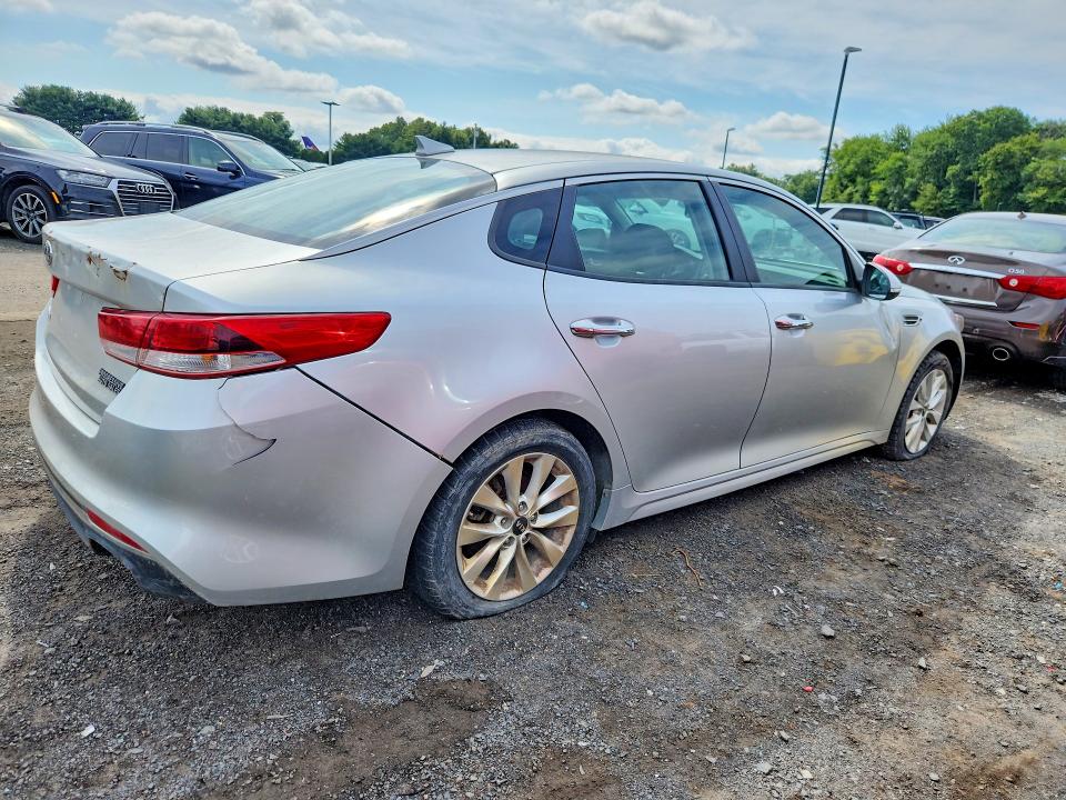 Photo 3 from auction – 2017 KIA OPTIMA with VIN 5XXGT4L33HG160886