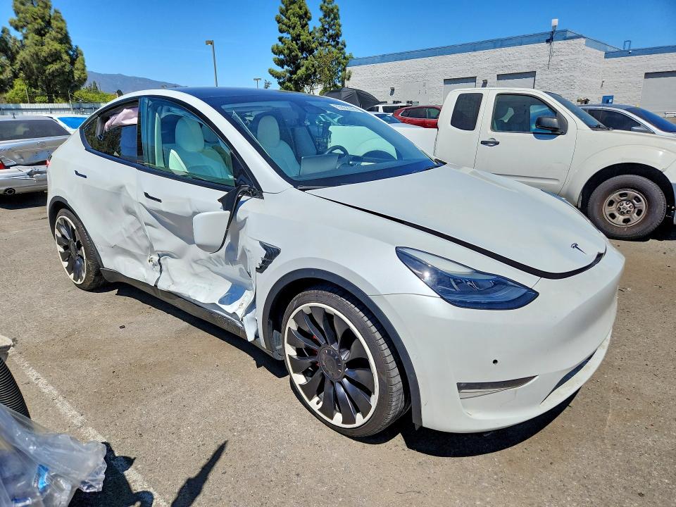 Снимка 4 от търг – 2022 TESLA MODEL Y с VIN 7SAYGDEF8NF538346