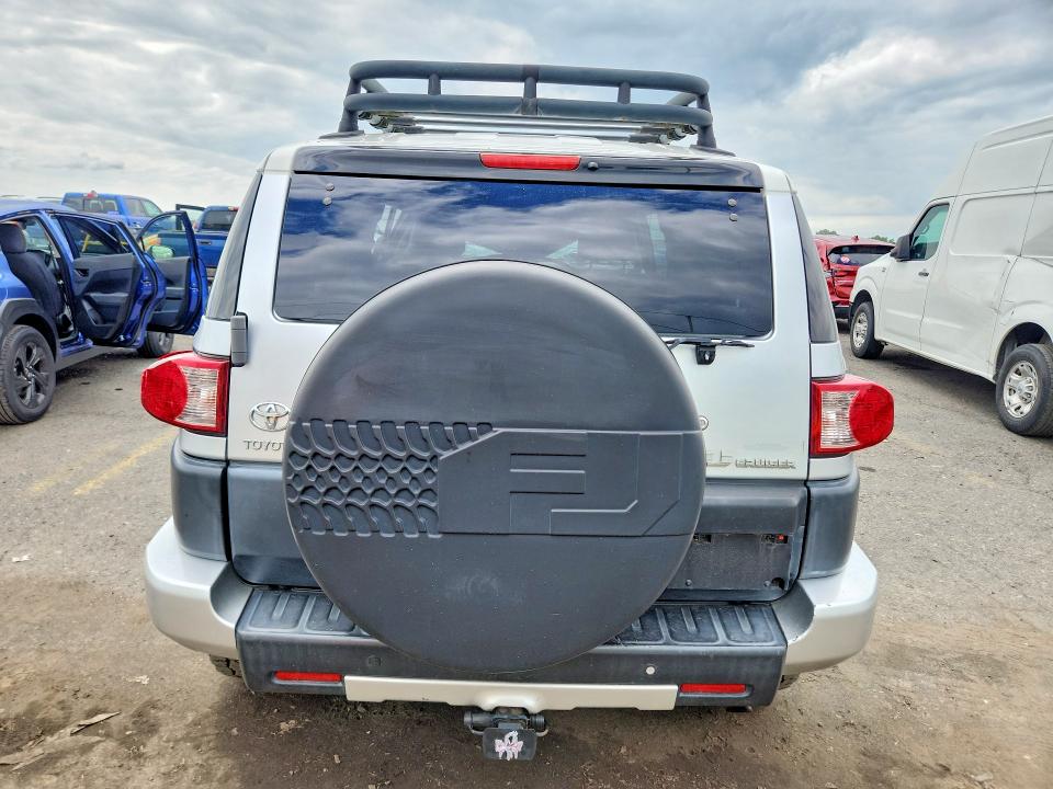 Photo 6 from auction – 2007 TOYOTA FJ CRUISER with VIN JTEBU11F670073045