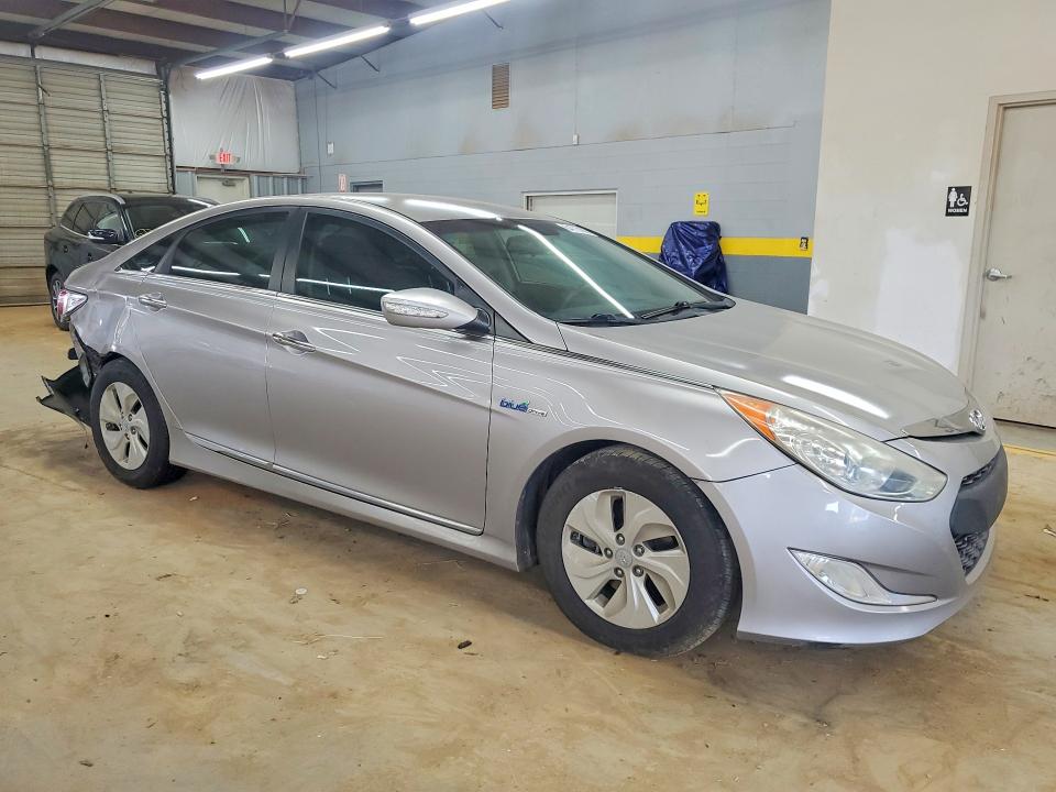 Photo 4 from auction – 2013 HYUNDAI SONATA with VIN KMHEC4A44DA088679