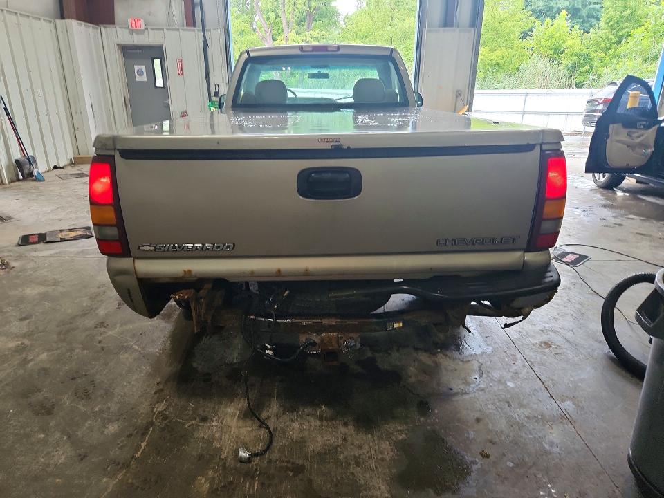 Photo 6 from auction – 2000 CHEVROLET SILVERADO with VIN 1GCEC14T1YE334737