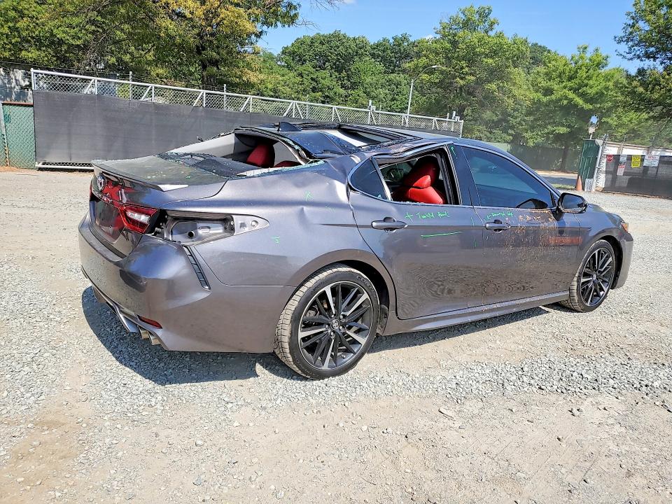 Снимка 3 от търг – 2018 TOYOTA CAMRY с VIN 4T1BZ1HK1JU015008