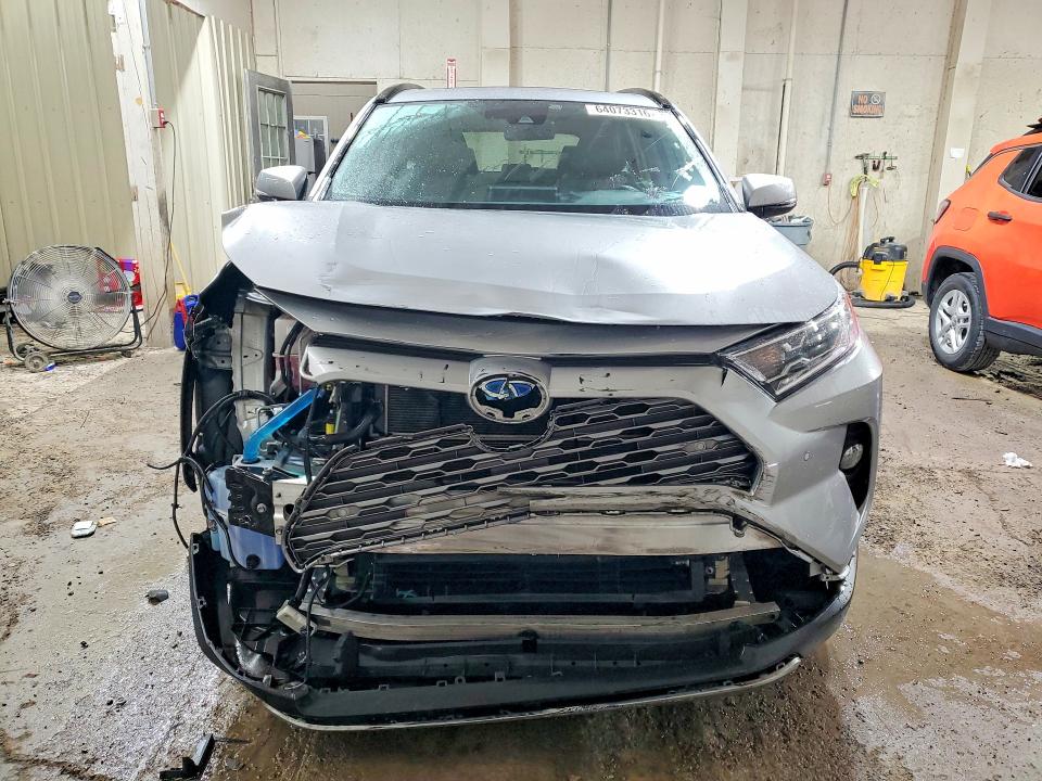 Photo 5 from auction – 2019 TOYOTA RAV4 with VIN 2T3DWRFV8KW028280