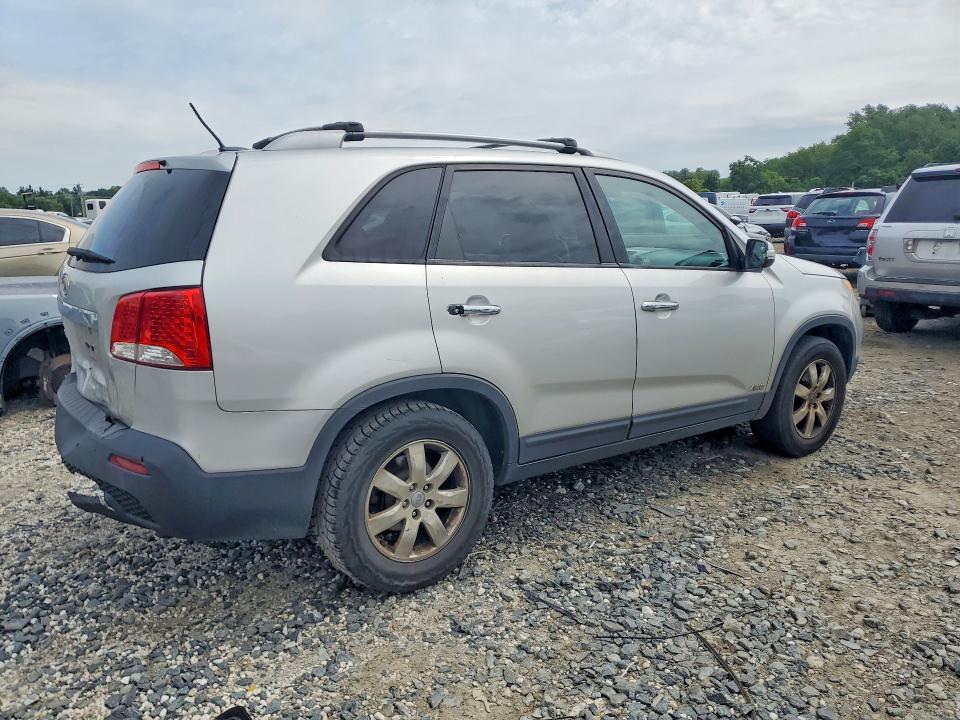 Photo 3 from auction – 2013 KIA SORENTO with VIN 5XYKTDA62DG355570