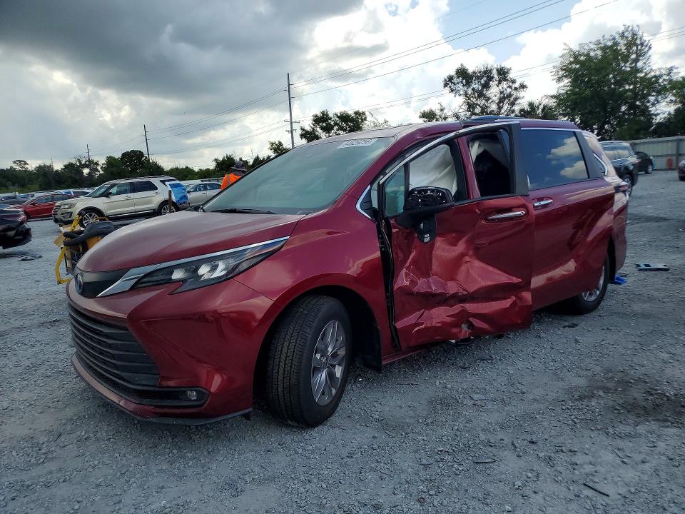 Photo 1 from auction – 2025 TOYOTA SIENNA with VIN 5TDYRKEC4SS257007