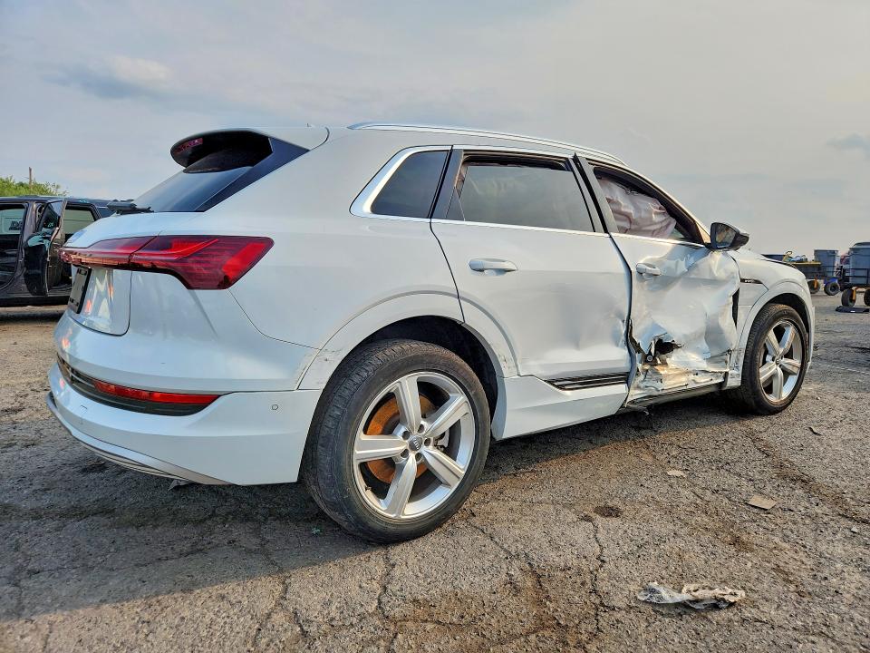 Photo 3 from auction – 2019 AUDI E-TRON with VIN WA1LAAGE3KB022609