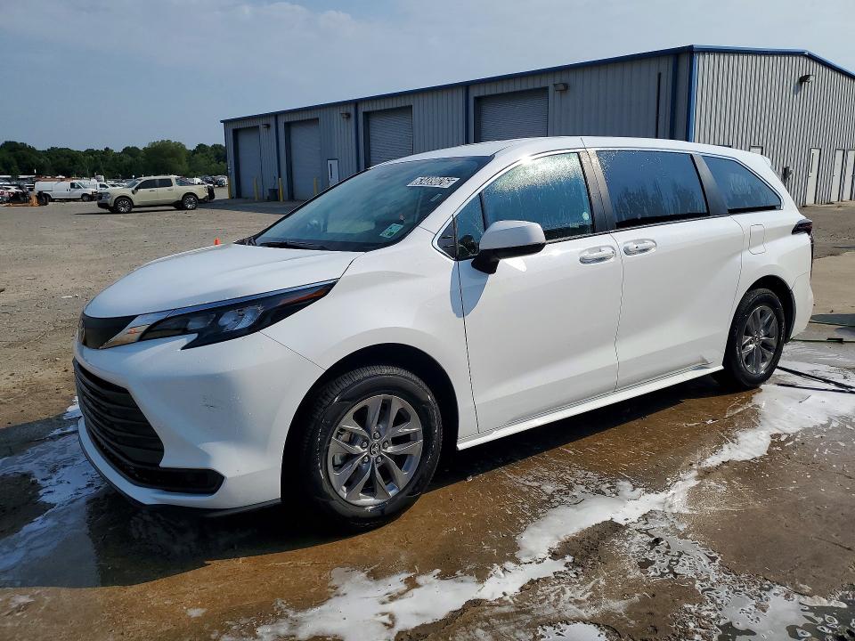 TOYOTA SIENNA 2026 with VIN 5TDKRKEC8TS305048 - Photo from auction